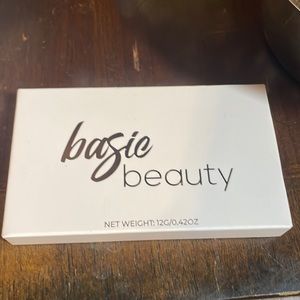 Basic beauty. Bronzy AF bronzer palette